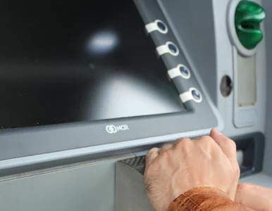 Miniatura: Niespodzianka przy bankomacie. W jednych...